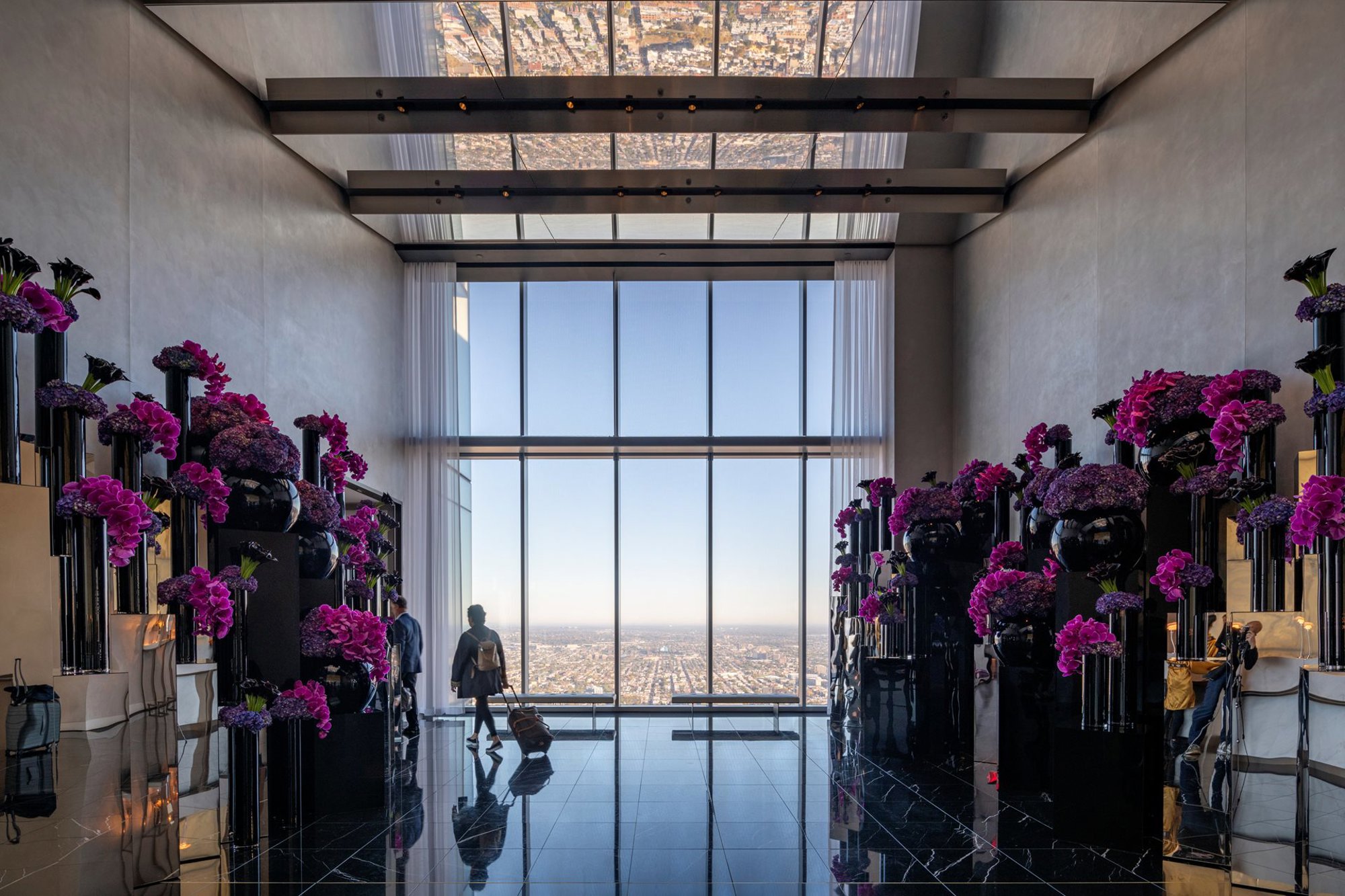 On arrival at the hotel on top of the tower, stepping out of the north-facing elevators, guests are greeted by the first glimpses of the 360-degree panoramic views that encircle the upper floors. © Nigel Young / Foster + Partners