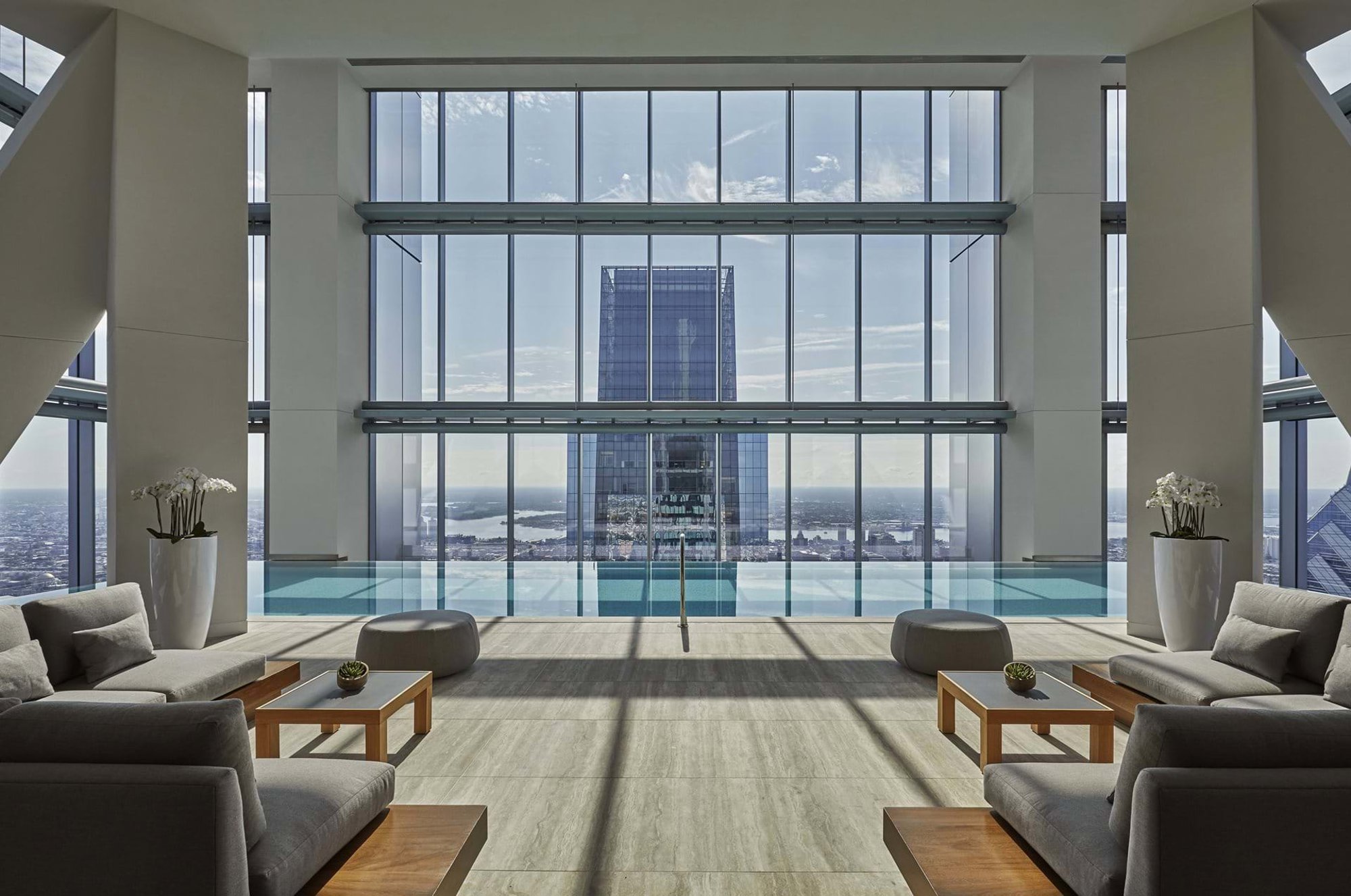Foster + Partners worked in collaboration with Sylvia Sepielli, one of the most famous spa designers in the world, to bring the Four Seasons fitness centre to life. Expansive views to the east connect the infinity pool to the sweeping Delaware River. © Christian Horan Photography