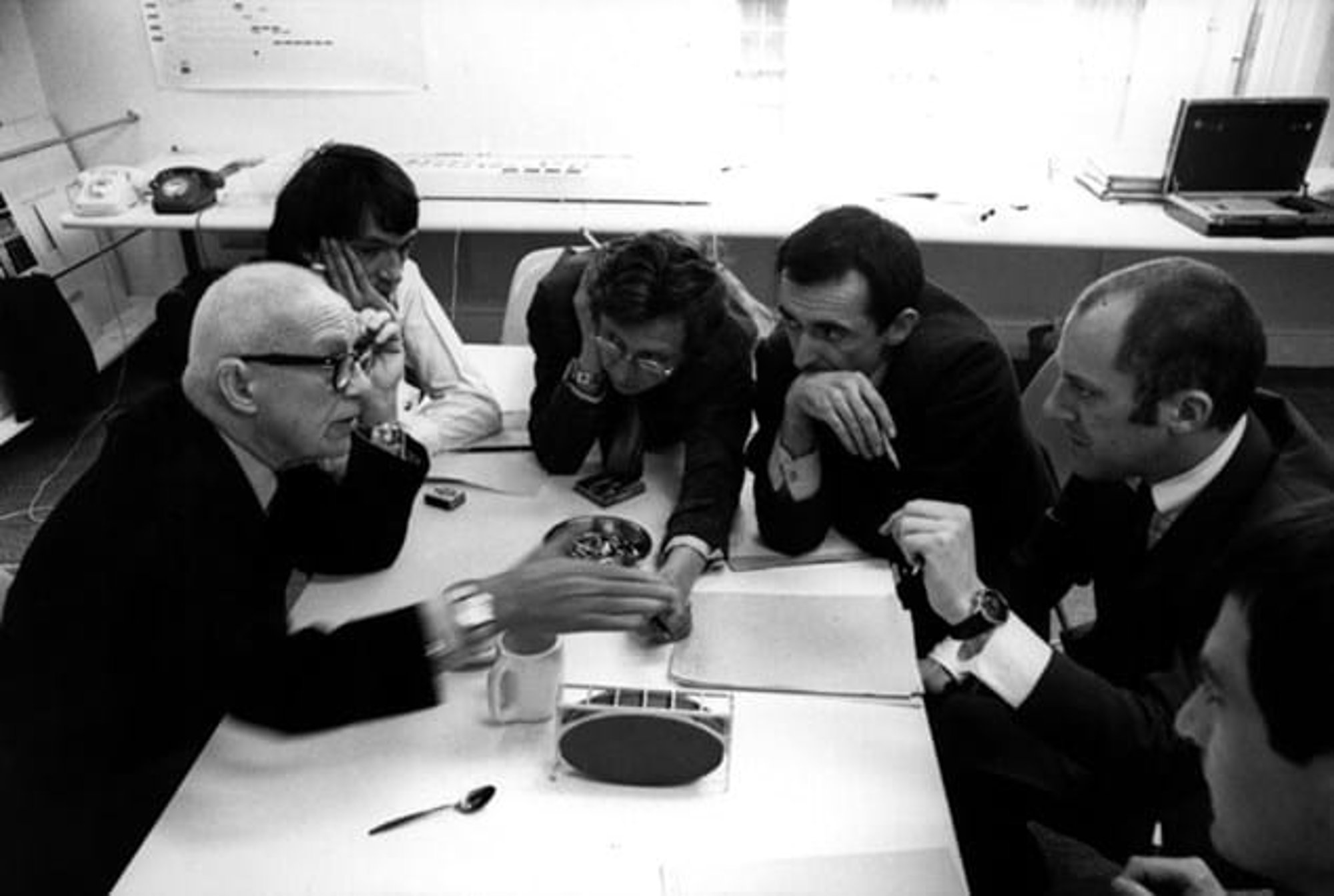 A meeting at the Foster Associates’ Bedford Street studio in 1971. From left: Buckminster Fuller, Michael Hopkins, Tony Hunt, John Walker, Norman Foster, James Meller. © Tim Street-Porter