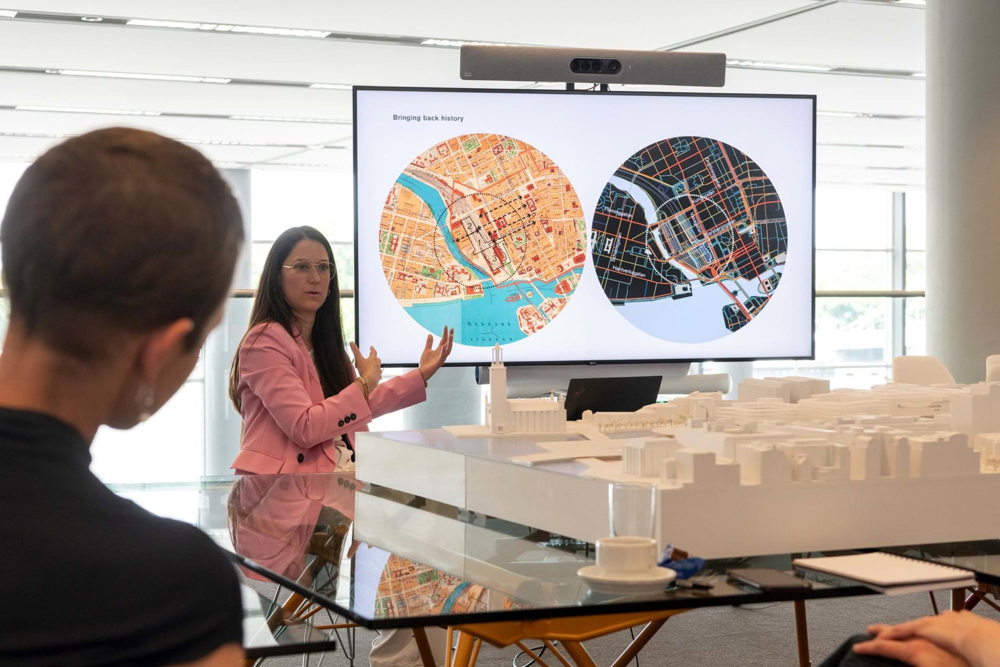 Laura Narvaez Zertuche presents the UDG’s analysis for the competition-winning scheme for the development of Stockholm Central Station at the practice’s London studio. © Nigel Young / Foster + Partners